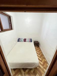 Habitación pequeña con cama en la esquina en JadHouse, en Chefchaouen