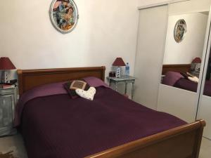 - une chambre avec un lit, un livre et un miroir dans l'établissement Nouveau - La grange de Saint-Sulpice, à Bellengreville