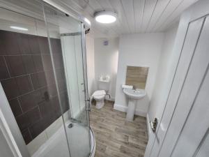 Ένα μπάνιο στο Sheldon Shared House +46 φωτογραφίες