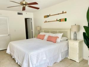 Un dormitorio con una cama y un ventilador de techo. en 1391 Pelican Watch Villa, en Seabrook Island 24 fotos más
