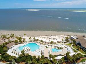 Una vista aérea de un resort y la playa. en 1391 Pelican Watch Villa, en Seabrook Island