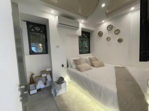 特拉維夫的住宿－Tulum Vibe，卧室设有一张白色大床和一扇窗户。