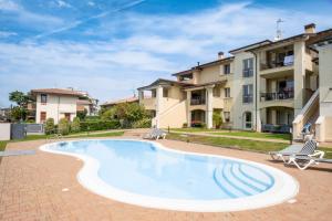 una piscina frente a un edificio en Gardappartamenti Costa Pool en Desenzano del Garda