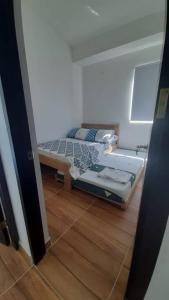 a bedroom with a bed in a room with a wooden floor at Apto en Coveñas cerca al mar in Coveñas +1 photo