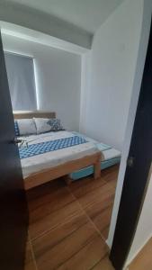 a small bedroom with a bed in a room at Apto en Coveñas cerca al mar in Coveñas