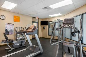 un gimnasio con cintas de correr y elípticas en una habitación en Comfort Inn & Suites Watertown - 1000 Islands en Watertown