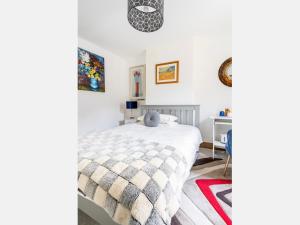 Schlafzimmer mit einem weißen Bett und einem Schreibtisch in der Unterkunft Charming Doubleroom in North Oxford Minimum 3 nights in Oxford
