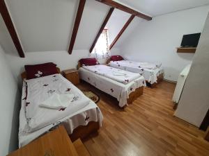 Ein Bett oder Betten in einem Zimmer der Unterkunft Pensiunea Anidor
