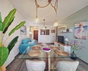 カレタ・デ・フステにあるCasa Yasmin golf clubのガラスのテーブルと椅子のあるリビングルーム