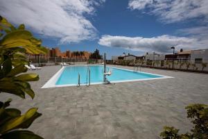 カレタ・デ・フステにあるCasa Yasmin golf clubの中庭の大型スイミングプール