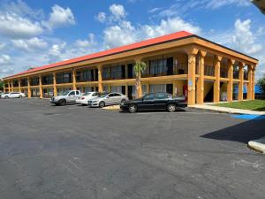 カータースビルにあるCountry Hearth Inn & Suites Cartersvilleの駐車場車を停めた大きな建物