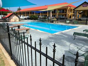 una piscina di fronte a un hotel di Country Hearth Inn & Suites Cartersville a Cartersville