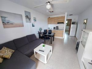 salon z kanapą i stołem oraz kuchnia w obiekcie Sun apartment Antigua w mieście Costa de Antigua