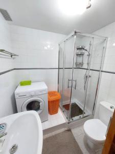 łazienka z prysznicem, toaletą i umywalką w obiekcie Sun apartment Antigua w mieście Costa de Antigua