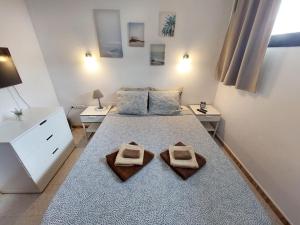sypialnia z dużym łóżkiem i dwoma szafkami nocnymi w obiekcie Sun apartment Antigua w mieście Costa de Antigua
