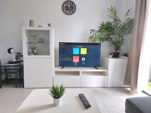 salon z telewizorem w białym centrum rozrywki w obiekcie Sun apartment Antigua w mieście Costa de Antigua