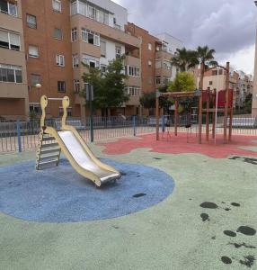 - une aire de jeux avec toboggan dans un parc dans l'établissement Increíble Apartamento Familiar, à Mairena del Aljarafe