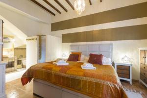 1 dormitorio con 1 cama grande y baño en Casa Mistela, en Jalón