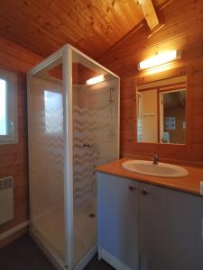 La salle de bains est pourvue d'une douche et d'un lavabo. dans l'établissement Oasis des Garrigues, à Vogüé