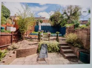 einen Hinterhof mit einem Garten mit Treppen und einem Zaun in der Unterkunft Home in Medway 3bedroom free sports free parking in Chatham