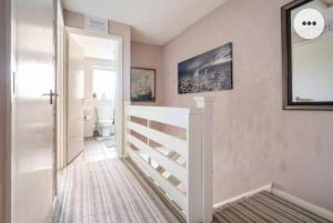 ein Bad mit einer Treppe und einem WC in einem Zimmer in der Unterkunft Home in Medway 3bedroom free sports free parking in Chatham