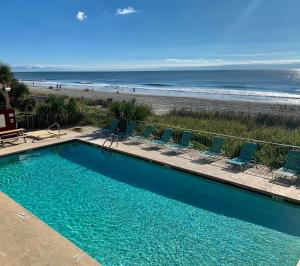 默特爾海灘的住宿－Gazebo Inn Oceanfront，一个带椅子的游泳池和海滩