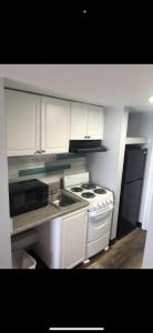 uma cozinha branca com um fogão e um lavatório em Gazebo Inn Oceanfront em Myrtle Beach