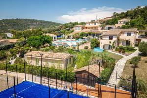 un'immagine di un campo da tennis in una casa di Villa No Chichi - 12BR-33P - Collines Grimaud a Grimaud Altre 83 foto