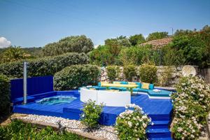 un giardino con piscina, tavolo e sedie di Villa No Chichi - 12BR-33P - Collines Grimaud a Grimaud