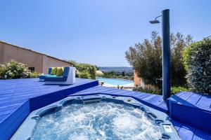una vasca idromassaggio in cima a un tetto con piscina di Villa No Chichi - 12BR-33P - Collines Grimaud a Grimaud