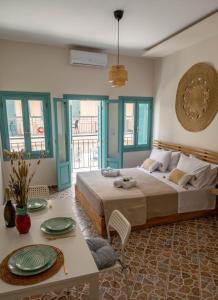 ein Schlafzimmer mit einem Bett und einem Tisch mit Tellern darauf in der Unterkunft Four Seasons in Chania