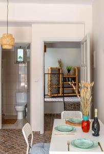 ein Esszimmer mit einem Tisch und ein Badezimmer in der Unterkunft Four Seasons in Chania