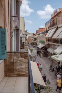 Blick auf eine Straße vom Balkon eines Gebäudes in der Unterkunft Four Seasons in Chania