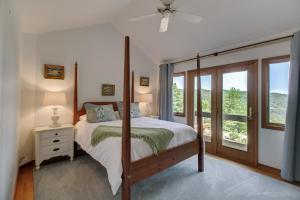 ein Schlafzimmer mit einem großen Bett und einem Fenster in der Unterkunft Vista Escote in Hot Springs