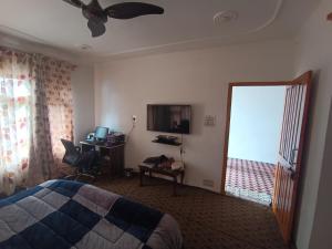 TV a/nebo společenská místnost v ubytování Zikra HomeStay