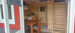 - une petite cuisine avec une table en bois dans une cabine dans l'établissement Grêft- Camping Buorren1, à Warstiens