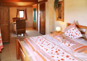 a bedroom with a bed and a table with a lamp at Villa 'Deux Couples' dans le Paradis des Gourmands, de paix et de quiétude - inclus Soirée Dégustation Vin & Viande in Saint-Jean-de-Côle