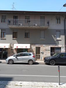dois carros estacionados em frente a um edifício em La casa di Sabrina em Verona