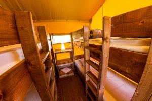Camping et Lodges de Coucouzac في لاغورس: إطلالة علوية لغرفة بها ثلاثة أسرة بطابقين