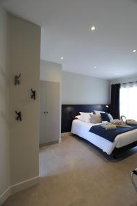 um quarto com uma cama grande e uma janela em Hôtel Baritedda by Le Grecale em Pianottoli-Caldarello