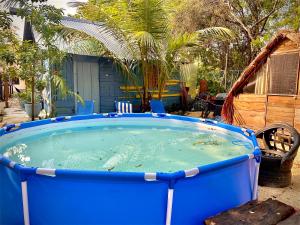 eine große blaue Wanne mit Wasser im Hof in der Unterkunft Hostalito Lahar in Bacalar