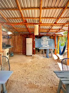 Zimmer mit Kühlschrank, Tisch und Stühlen in der Unterkunft Hostalito Lahar in Bacalar