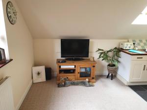 Televisyen dan/atau pusat hiburan di Cosy Village Apartment in Nottingham with parking