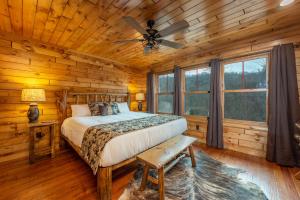 Postel nebo postele na pokoji v ubytování Deer Field Cabin Fire Pit and Mountain Views!