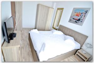 Кровать или кровати в номере Summerland Luxury Studios by the sea
