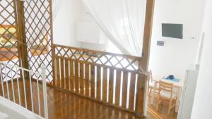 una escalera que conduce a una sala de estar con mesa en Marea Case per Vacanze, en Bacoli