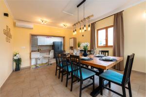 a kitchen and dining room with a table and chairs at Vila Vergatum-privacy,gym,billiards,table tennis in Donji Brgat