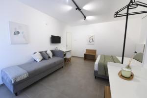 - une chambre avec un lit et un bureau dans l'établissement Blu in Blu Comfort rooms, à Terrasini