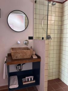 uma casa de banho com um lavatório e um espelho em Casa Entrevez em Valle de Guadalupe