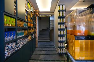 una corsia della farmacia con prodotti sugli scaffali di Hotel Martin a Istanbul